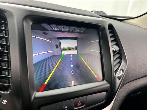 Used 2018 Jeep Cherokee Latitude Plus w/ Cold Weather Group AWD/4WD image 21