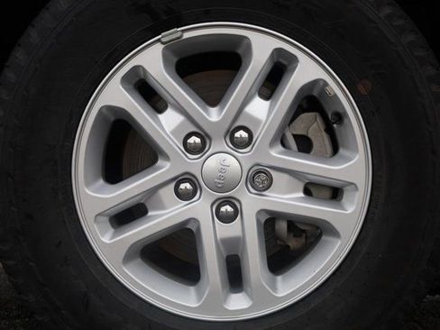 Used 2023 Jeep Grand Cherokee Laredo image 8