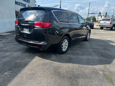 Used 2022 Chrysler Voyager LX image 3