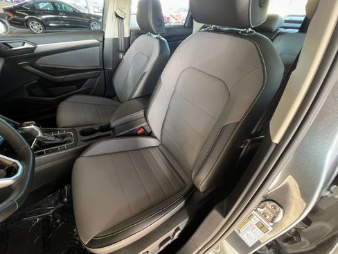 Used 2025 Volkswagen Jetta SE image 36