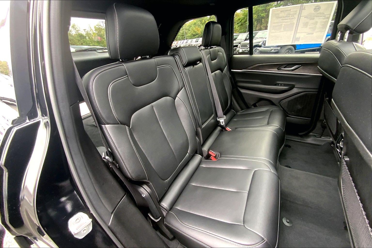 Certified 2024 Jeep Grand Cherokee Limited AWD/4WD image 18
