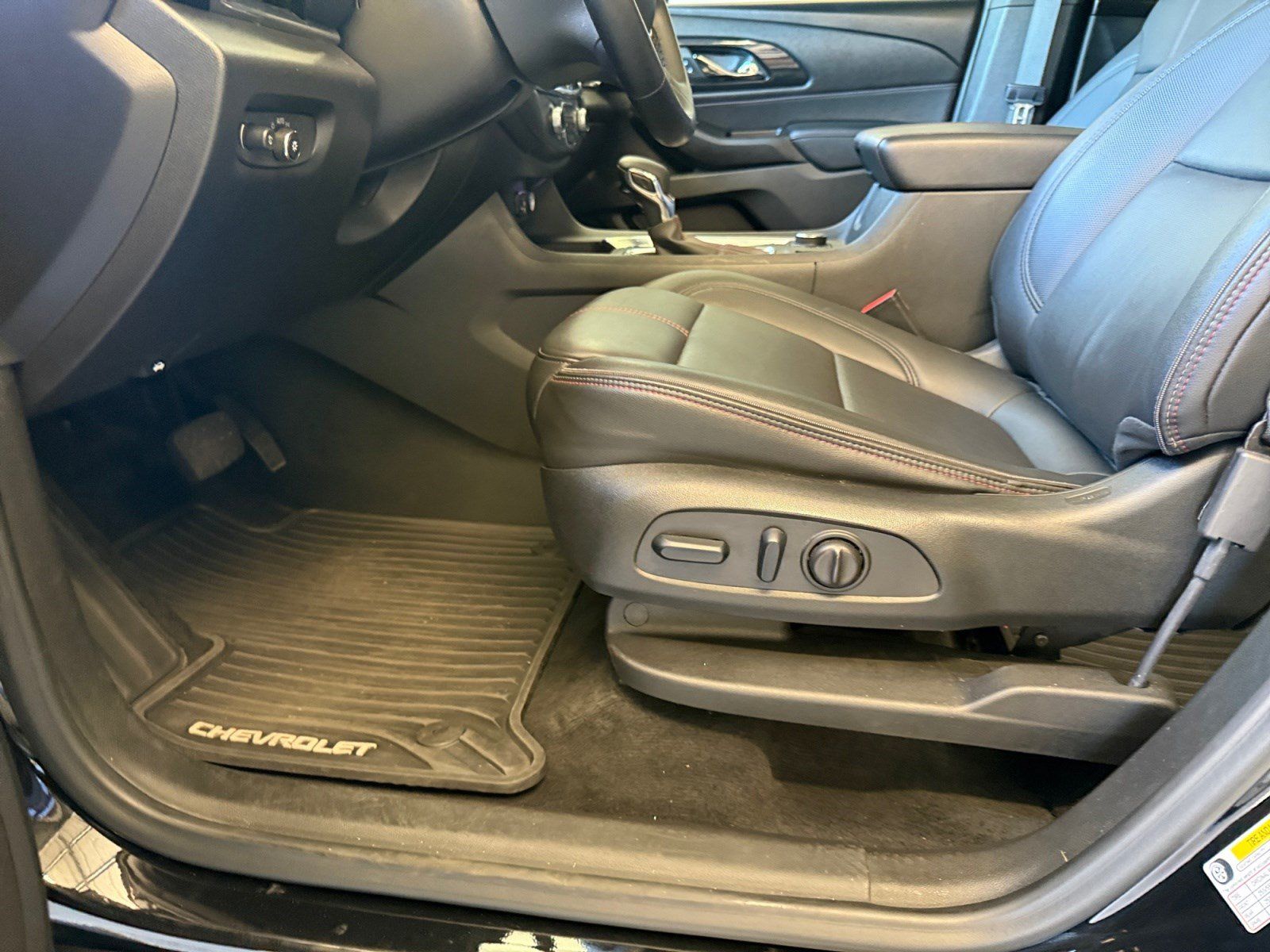 Used 2023 Chevrolet Traverse RS AWD/4WD image 11