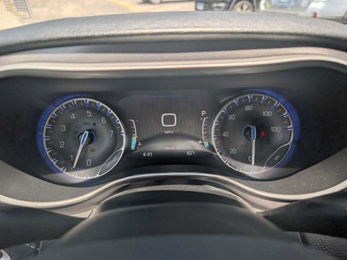 Used 2023 Chrysler Pacifica Touring-L AWD/4WD image 19