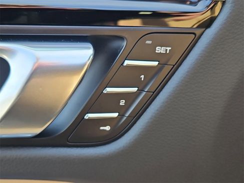 Certified 2025 Porsche Macan image 22