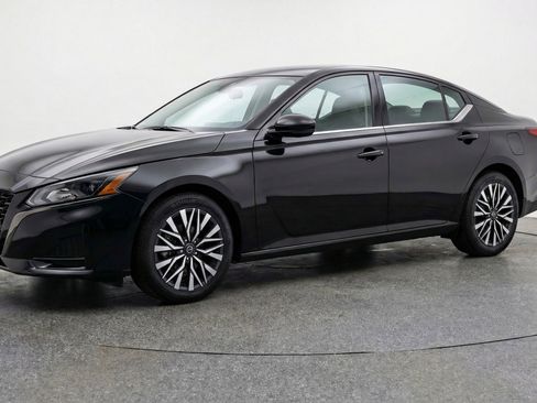 Used 2025 Nissan Altima 2.5 SV image 3