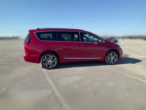 New 2026 Chrysler Pacifica Pinnacle image 13