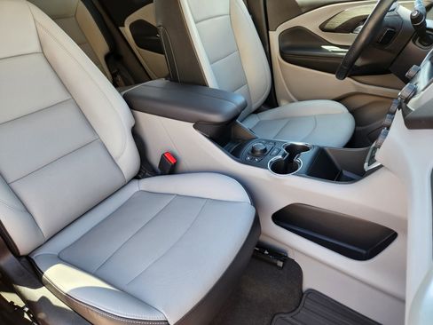 Used 2023 GMC Terrain SLT w/ Infotainment Package II AWD/4WD image 17