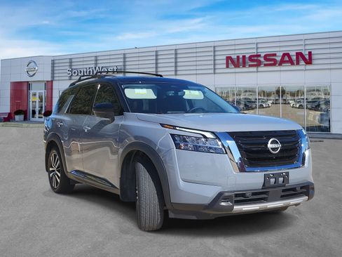 Used 2024 Nissan Pathfinder Platinum w/ Cargo Package image 4