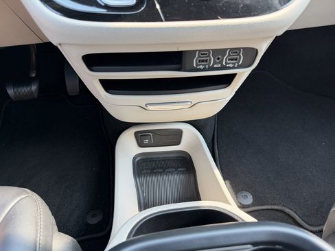 Used 2023 Chrysler Pacifica Touring-L FWD image 29