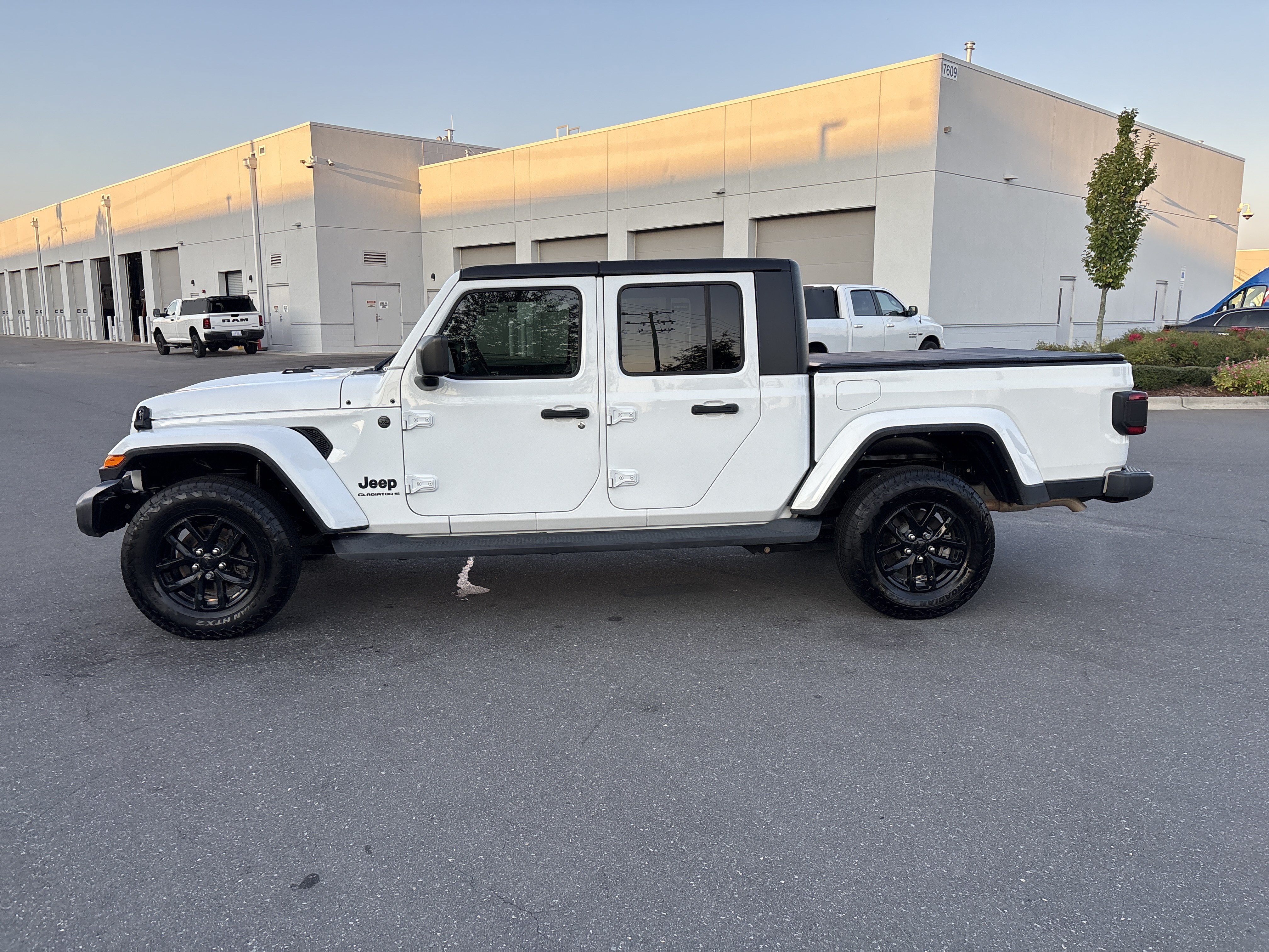 Used 2023 Jeep Gladiator Sport AWD/4WD image 6