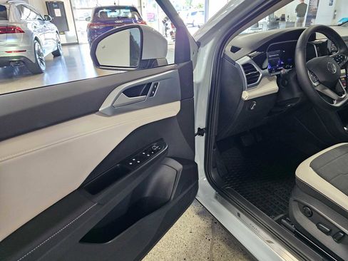 New 2025 Volkswagen Taos SE image 21