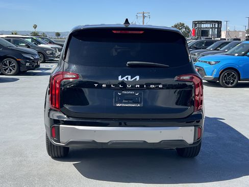 Certified 2025 Kia Telluride LX image 6