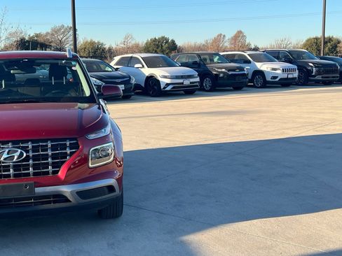 Certified 2025 Hyundai Venue SEL image 3