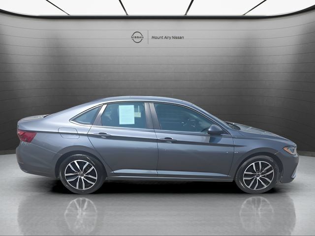 Used 2025 Volkswagen Jetta SE FWD image 3