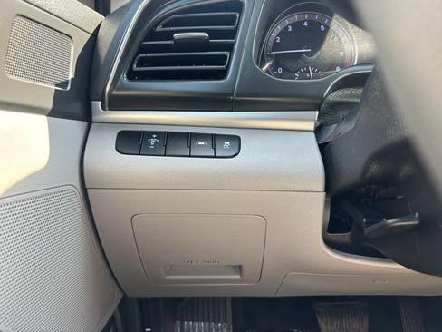 Used 2020 Hyundai Elantra SE FWD image 22
