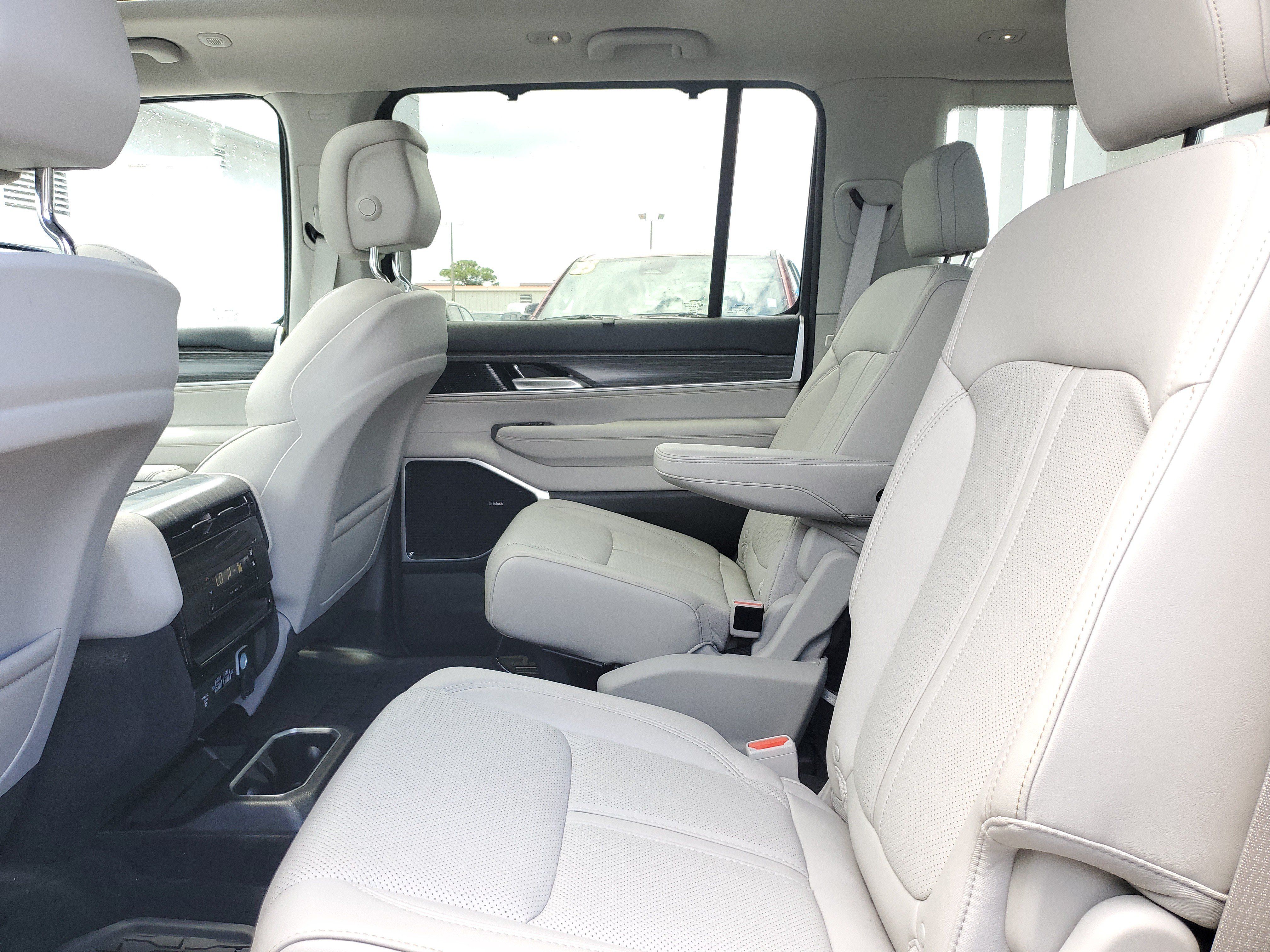 Used 2024 Jeep Wagoneer Series III w/ Premium Group I AWD/4WD image 9