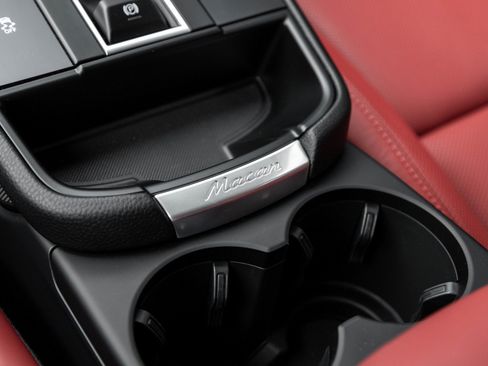 Certified 2026 Porsche Macan image 28