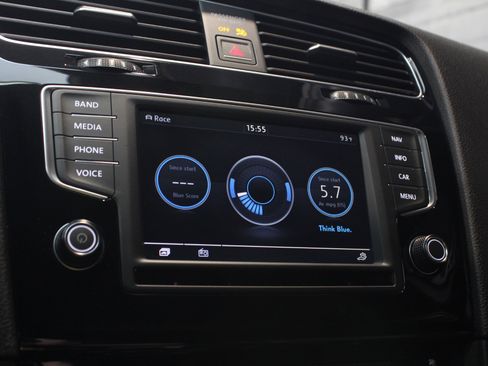 Used 2017 Volkswagen Golf R 4-Door image 47