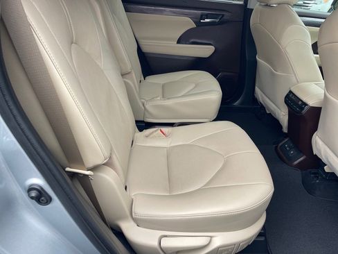 Used 2022 Toyota Highlander Platinum image 18