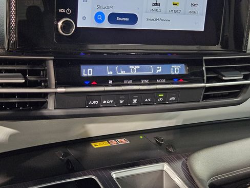 Used 2025 Toyota Sienna LE FWD image 31
