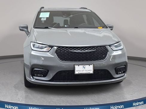 Used 2022 Chrysler Pacifica Limited w/ Uconnect Theater Family Group AWD/4WD image 3