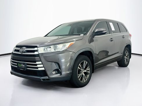 Used 2018 Toyota Highlander LE AWD/4WD image 3