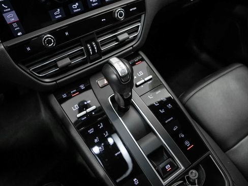 Used 2023 Porsche Macan AWD/4WD image 23