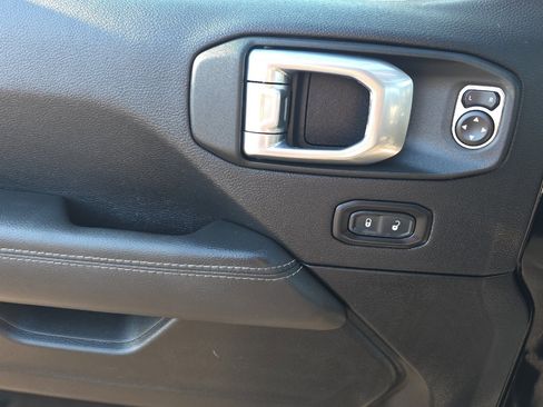 Used 2023 Jeep Wrangler Sahara image 11