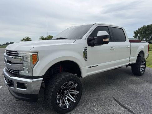 Used 2017 Ford F250 Lariat w/ Lariat Ultimate Package AWD/4WD image 2