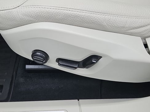 Used 2025 Volvo XC60 T8 Plus w/ Protection Package Premier image 17