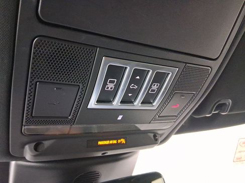 Used 2018 Land Rover Discovery HSE image 27