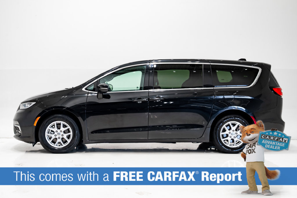 Used 2023 Chrysler Pacifica Touring FWD image 2