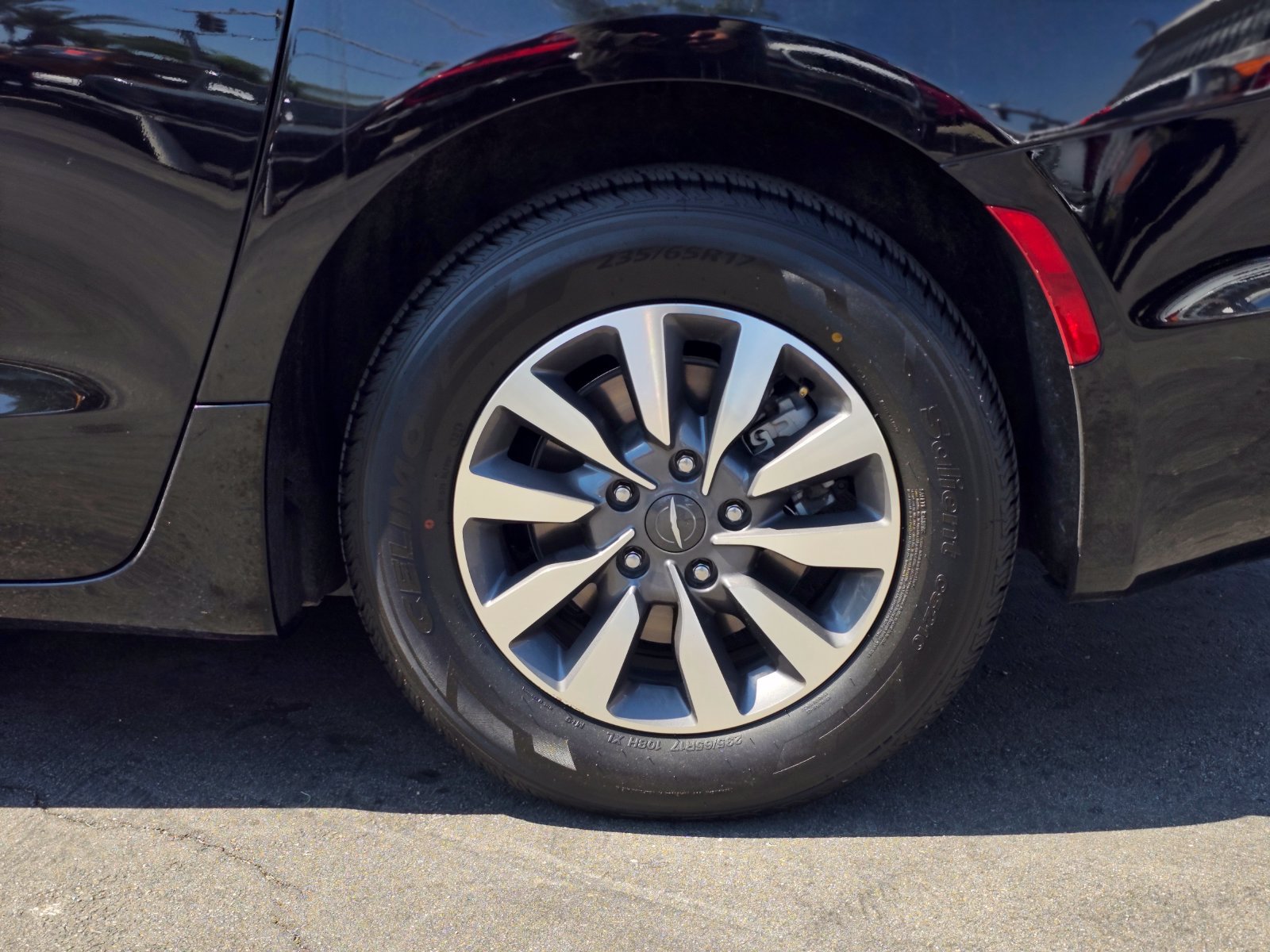 Used 2024 Chrysler Pacifica Limited FWD image 10