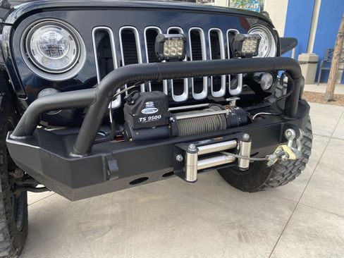 Used 2017 Jeep Wrangler Unlimited Sahara w/ Connectivity Group AWD/4WD image 11