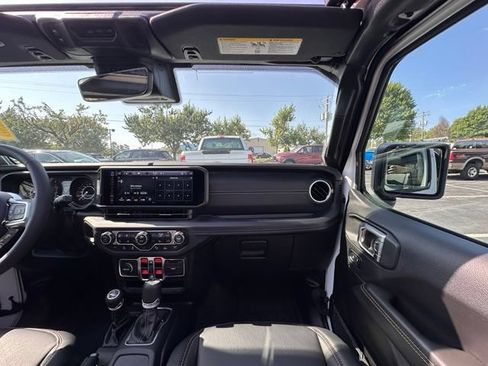 Used 2025 Jeep Wrangler Unlimited Sahara AWD/4WD image 27