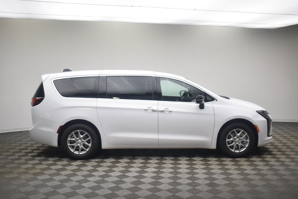 New 2027 Chrysler Pacifica Select FWD image 3