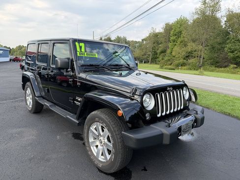 Used 2017 Jeep Wrangler Unlimited Sahara w/ Connectivity Group AWD/4WD image 3