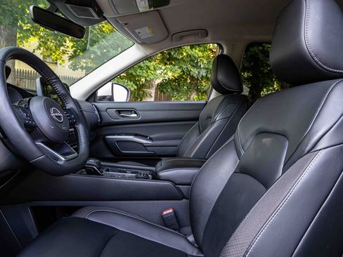 Certified 2024 Nissan Pathfinder SL image 10