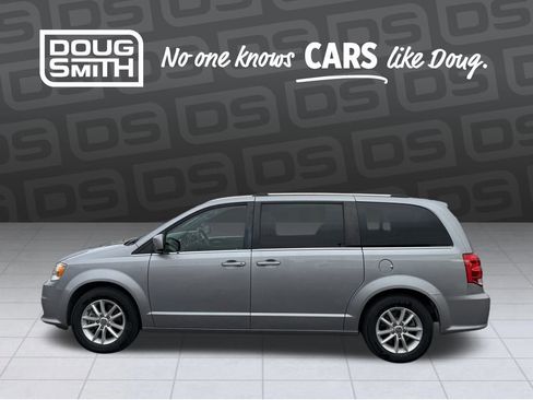 Used 2019 Dodge Grand Caravan SXT image 2