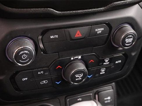 Used 2019 Jeep Renegade Latitude image 17