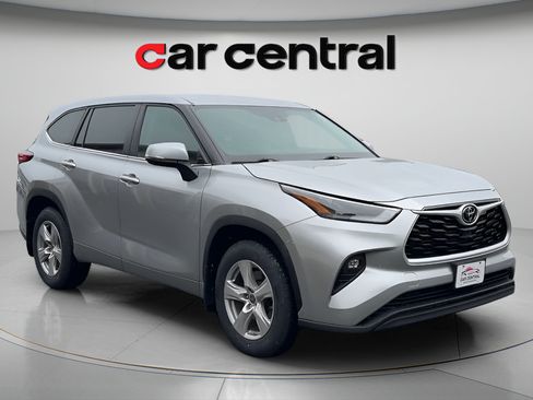 Used 2023 Toyota Highlander LE AWD/4WD image 7