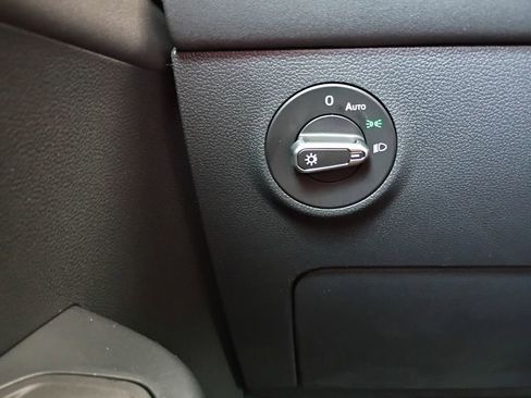 New 2025 Volkswagen Taos SE image 20