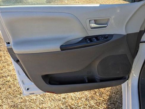Used 2015 Toyota Sienna LE image 12