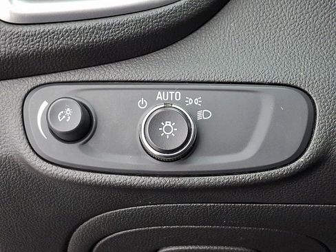 Used 2021 Chevrolet Trax LT w/ LT Convenience Package image 25