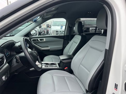 Certified 2021 Ford Explorer XLT w/ Equipment Group 202A image 11
