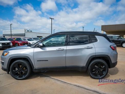 Used 2018 Jeep Compass Latitude FWD image 2