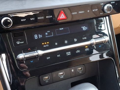 Used 2022 Kia Carnival EX image 16