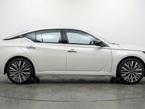 Used 2025 Nissan Altima 2.5 SV image 8