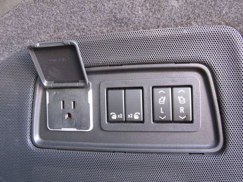 Used 2021 Cadillac Escalade ESV Premium Luxury w/ LPO, Radiant Package AWD/4WD image 24