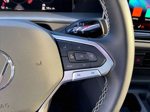 Certified 2025 Volkswagen Tiguan SE image 19